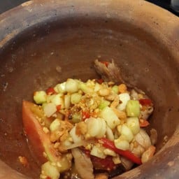 ตำคะน้าหมูกรอบ