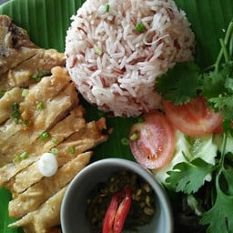 ข้าวดีอยู่แล้ว หมูทำไม่แข็งแป้งกรอบบางเค็มปลายๆลิ้น วันนี้แม่แถมน้ำพริกไปอีก รัก