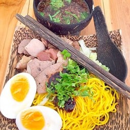 ก๋วยเตี๋ยวเป่าปาก ชามกะลา  ถนนเฉลิมพระเกียรติ