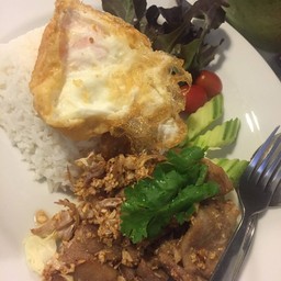 ข้าวหมูกระเทียมพริกไทย