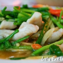 ปลากระพงผัดขึ้นช่าย (80 บาท)