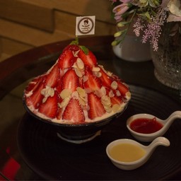 คือสตรอเบอร์รี่สดมาเต็ม  ซอสสตรอฯก็ดีงามมาก #ตัวน้ำเเข็งนมก็เข้มข้นสุดๆ 