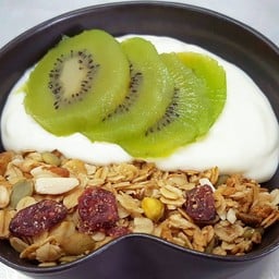 กราโนล่าโฮมเมดกับกรีกโยเกิร์ตและกีวี่