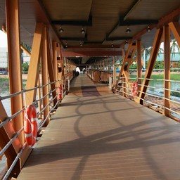 ทางเดินเข้าสู่เรือโรงแรม