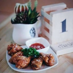 ปีกไก่บน ปีกกลางไก่ ทอดกรอบ คลุกกับซอส spicy รสชาติจัดจ้าน