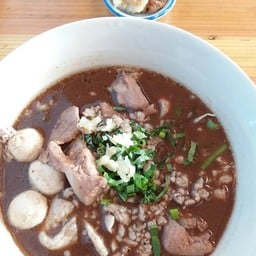 ร้านก๋วยเตี๋ยวยายไหว