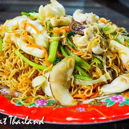 หมี่ผัดทะเลจานใหญ่ 100.000 VND (160 บาท) 