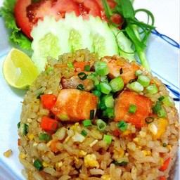 ข้าวผัดแซลม่อนรสเด็ด พร้อมน้ำจิ้มซีฟู้ด