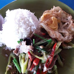 ผัดพริกหยวก ไข่ดาว จานนี้ 40บาท