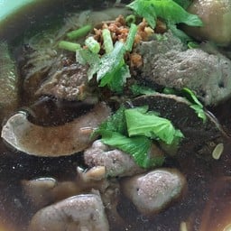 ก๋วยเตี๋ยวเนื้อตุ๋น-หมูตุ๋น วัดดงมูลเหล็ก