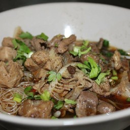 เส้นหมี่เนื้อตุ๋นยาจีน มีกลิ่นหอมอ่อนๆของเครื่องเทศ ใครได้ลองก็ต้องติดใจในรสชาต