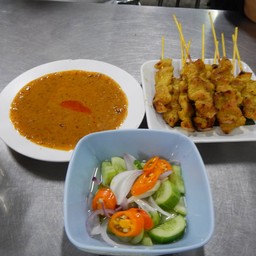 ชุดเล็ก 10ไม้ 45บาท หมูสะเต๊ะเด็ด น้ำจิ้มอร่อยไม่หวานมาก ผักในน้ำจิ้มอาจาดสดกรอบ