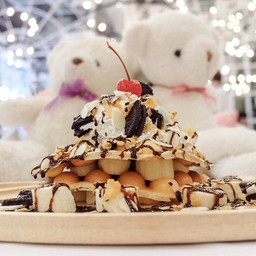 เมนู : Waffle Hongkong Party 
ใครเห็นเมนูนี้ ต้องหยิบโทรศัพท์ขึ้นมาถ่ายรูปเช็คอ