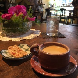 กาแฟไม่ค่อยเข้มข้น แต่ไม่เปรี้ยว มาพร้อมบิสกิตสูตรเฉพาะ ไม่หวานมาก