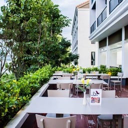 สบายๆด้วยโซนที่นั่งแบบเปิดโล่ง พร้อมสัมผัสลมเย็นจากแม่น้ำโขง 