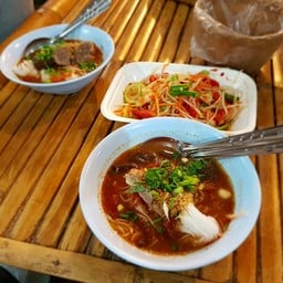 ขนมจีนนั่งยอง