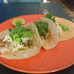 taco trio เนื้อ มีมาให้สามชิ้น เนื้อเน้นๆพร้อมซอสให้เลือกห้าชนิด