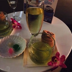 ไวน์ขาวและน้ำสมุนไพรตะไคร้ ขนม หลังบำบัดเสร็จ