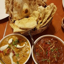 นาน สี่แบบ ขอบอกว่านานกระเทียมอร่อยเลย กินกับ แกงกระหรี่ไก่กับมาซาล่าแพะ