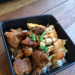 ข้าวหมูกรอบหมูตุ่น สองอย่างเข้ากันได้ดี