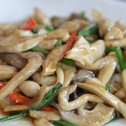 เห็ดสามอย่างผัดน้ำมันหอย