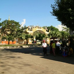 ทางเข้าร้านริมถนนฝั่งตรงข้ามกับมหาเจดีย์ชเวดากองเลย 