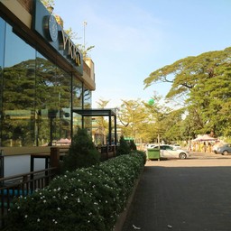 มีที่จอดรถสะดวกสบายทั้งข้างร้านและด้านหน้าร้าน 