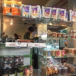 ขนมก็มีขายค่ะ