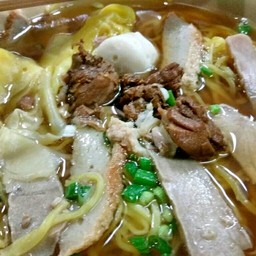 รสชาติเป็นแบบ ใส่ไก่ตุ๋นซีอิ๋ว ลงไปเพิ่มในน้ำซุป ให้แตกต่างออกไปจากบะหมี่เกี๊ยวท