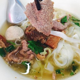 เส้นเปียกก๋วยเตี๋ยวลูกชิ้นปู่โย่ง หน้าโรงพักช้างเผือก