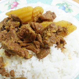 ข้าวราดแกงมัสมั่นเนื้อ