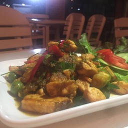 ผัดเผ็ดพริกแกงใต้ตำเองถึงรสความเผ็ดร้อนต้องถามหาข้าวสวยร้อน