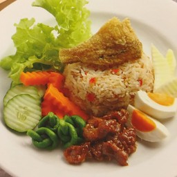 ข้าวผัดน้ำพริกลงเรือ