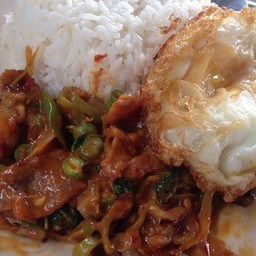 ผัดพริกแกงไข่ดาว