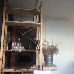 ตกแต่งด้วยไม้ มีน้ำเปล่าให้ดื่มแบบฟรีๆ และหนังสือการ์ตูนเต็มชั้นเลยค่ะ