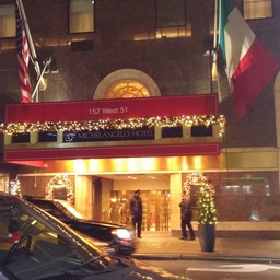 อยู่​ฝั่งตรงข้ามโรงแรมนี้พอดี