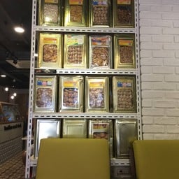 แถวที่สองจากบน กล่องที่สองจากขวา ขนมใส่สับปะรดบ้านเรา ^_^