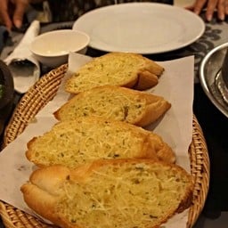 ยำสามเห็ด (เห็ดออรินจิ เห็ดนางฟ้า เห็ดเข็มทอง)