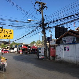ตรงข้ามกำแพงวัด