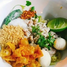 รณ ก๋วยเตี๋ยว ต้มยำ ผักโขม