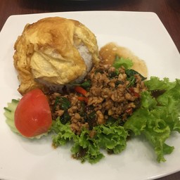 ข้าวกะเพราไก่ไข่เจียว