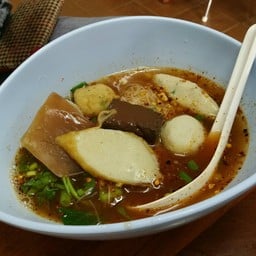 กาแฟดั๊ช ก๋วยเตี๋ยวลูกชิ้นปลา