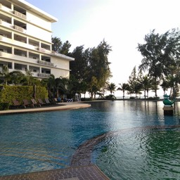 สระว่ายน้ำขนาดใหญ่ติดชายหาดส่วนตัว