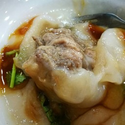 เป็นหมูสับห่อแป้งแล้วเอาไปทอด ราดซอสหวานเค็ม มีรสพะโล้นิดๆ 