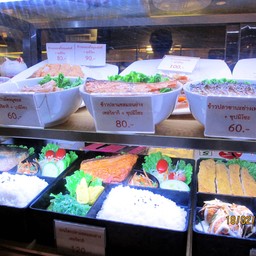 สินค้าตัวโชว์ในตู้