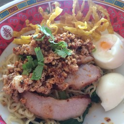 บะหมี่แห้งต้มยำคอหมูย่างใส่ไข่ 