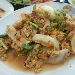 ปลาหมึกผัดผงกระหรี่