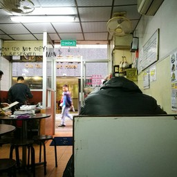 ร้านอยู่ตรงข้าม โรงแรม Ole Tai Sam An เป๊ะๆ