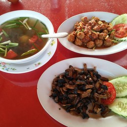 ร้านนี้อร่อยหลายอย่าง เจ้าของน่ารัก บริการดีเยี่ยม