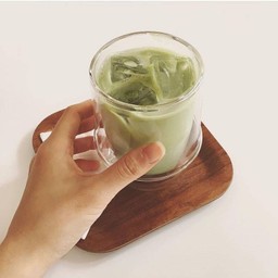 ชาเขียวไม่หวาน (ไม่หวานจริงๆ) แยกน้ำเชื่อมมาให้ รสชาติธรรมดา ไม่ค่อยมีกลิ่นชา